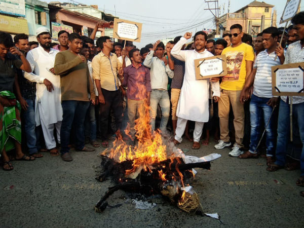 সায়ন্তনের উস্কানি, প্রতিবাদের আগুন লাগল মোদী-শাহের গায়েও! বাসন্তি রোডে ধিক্কার মিছিল সায়ন্তনের উস্কানি, প্রতিবাদের আগুন লাগল মোদী-শাহের গায়েও! বাসন্তি রোডে ধিক্কার মিছিল