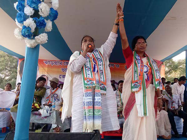 আদিবাসী সমাজের নিদান! ঝাড়গ্রামের তৃণমূল প্রার্থীকে নিয়ে বিতর্ক আদিবাসী সমাজের নিদান! ঝাড়গ্রামের তৃণমূল প্রার্থীকে নিয়ে বিতর্ক