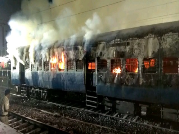 সাঁতরাগাছিতে ফলকনুমা এক্সপ্রেসে আগুন! সম্পূর্ণ ভস্মীভূত একটি কামরা সাঁতরাগাছিতে ফলকনুমা এক্সপ্রেসে আগুন! সম্পূর্ণ ভস্মীভূত একটি কামরা