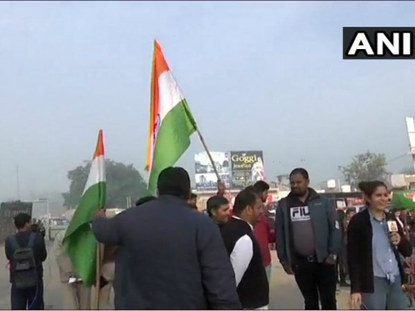 বিমানে অভিনন্দনের বাবা-মাকে ঘিরে তুমুল উচ্ছ্বাস বিমানে অভিনন্দনের বাবা-মাকে ঘিরে তুমুল উচ্ছ্বাস