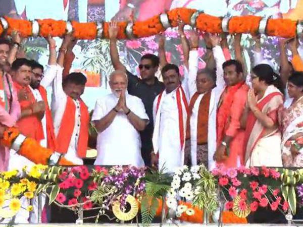 মমতাকে ছুঁতে পারেননি মোদী