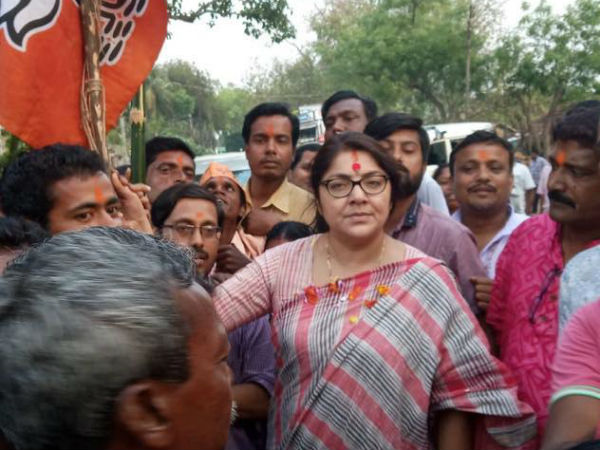 মহিলা প্রার্থীদের প্রসঙ্গ যখন উঠছে, একটা প্রশ্ন না করে পারছি না....বিজেপির ইস্তেহারে ৩৩ শতাংশ মহিলা সংরক্ষণের কথা বলা হচ্ছে, অথচ লোকসভা ভোটে মহিলা প্রার্থীর নিরিখে কিন্তু এগিয়ে তৃণমূল। এক্ষেত্রে তৃণমূল ৪১ শতাংশ মহিলা প্রার্থী দিয়েছে এবারের ভোটে..কী বলবেন?
