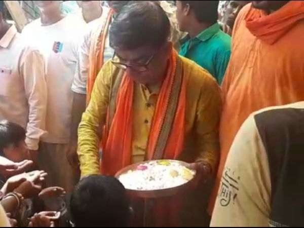অনুব্রতর ‘নকুল দানা’ হাইজ্যাক করে নিল বিজেপি! টক্কর ঘাস ফুলের বনাম পদ্ম শিবিরের অনুব্রতর ‘নকুল দানা’ হাইজ্যাক করে নিল বিজেপি! টক্কর ঘাস ফুলের বনাম পদ্ম শিবিরের