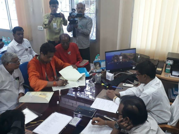 মনোনয় পেশ