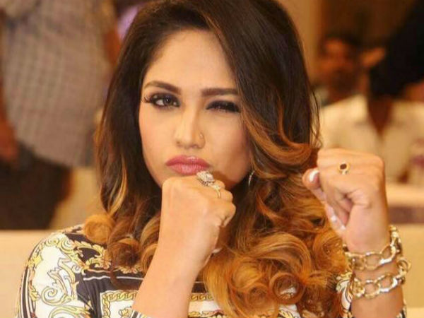 আরও একটা প্রশ্ন রয়েছে.. আপনি 'ভূতের ভবিষ্যৎ' এ অভিনয় করেছেন, সেই অনীক দত্তরই পরিচালিত ছবি 'ভবিষ্যতের ভূত ' নিয়ে সাম্প্রতিক একটা বিতর্ক শুরু হয়। এর আগে 'পদ্মাবত' নিয়েও বিতর্ক হয়েছে .. কী বলবেন?