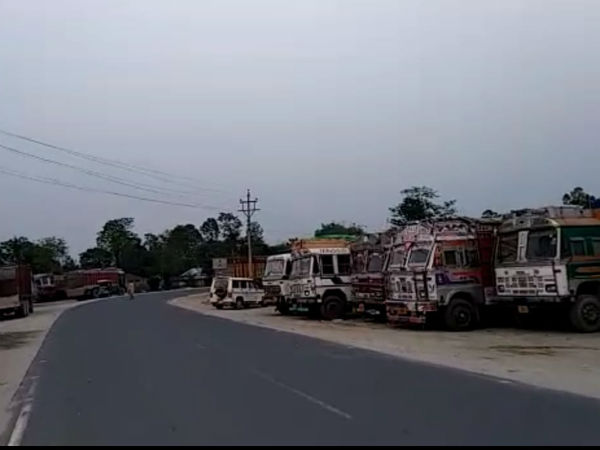 কোচবিহারের চ্যাংরাবান্ধা সীমান্ত দিয়ে বাংলাদেশে বোল্ডার রফতানি বন্ধ কোচবিহারের চ্যাংরাবান্ধা সীমান্ত দিয়ে বাংলাদেশে বোল্ডার রফতানি বন্ধ