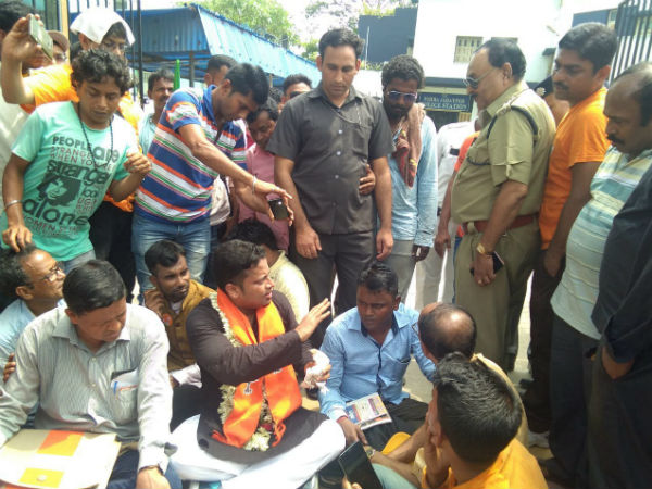 মুকুলের নেতৃত্বে মুখ্য নির্বাচনী আধিকারিকের অফিসের সামনে বিজেপির বিক্ষোভ মুকুলের নেতৃত্বে মুখ্য নির্বাচনী আধিকারিকের অফিসের সামনে বিজেপির বিক্ষোভ