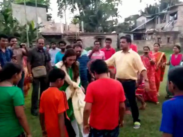 ভিড় করে জনতা..
