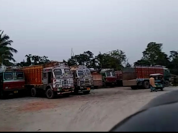 কোচবিহারের চ্যাংরাবান্ধা সীমান্ত দিয়ে বাংলাদেশে বোল্ডার রফতানি বন্ধ কোচবিহারের চ্যাংরাবান্ধা সীমান্ত দিয়ে বাংলাদেশে বোল্ডার রফতানি বন্ধ