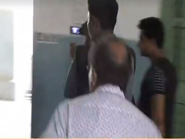ভুয়ো ভোটারকে তাড়া করলেন অধীর! তৃণমূলকর্মীদের সঙ্গে বচসা ভুয়ো ভোটারকে তাড়া করলেন অধীর! তৃণমূলকর্মীদের সঙ্গে বচসা