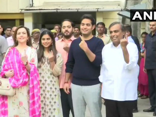 মুম্বইতে সপরিবারে ভোট দিলেন মুকেশ আম্বানি মুম্বইতে সপরিবারে ভোট দিলেন মুকেশ আম্বানি