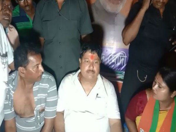 ব্যারাকপুরে বিজেপি কর্মীদের মারধর! প্রহৃতদের পাশে অর্জুন সিং ব্যারাকপুরে বিজেপি কর্মীদের মারধর! প্রহৃতদের পাশে অর্জুন সিং
