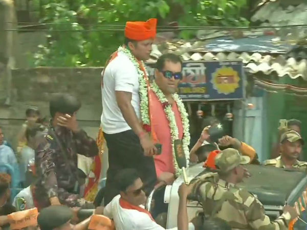 যাদবপুরে বিজেপির প্রচারে খালি! বড়ভাইকে পাশে নিয়ে কী বললেন অনুপম যাদবপুরে বিজেপির প্রচারে খালি! বড়ভাইকে পাশে নিয়ে কী বললেন অনুপম