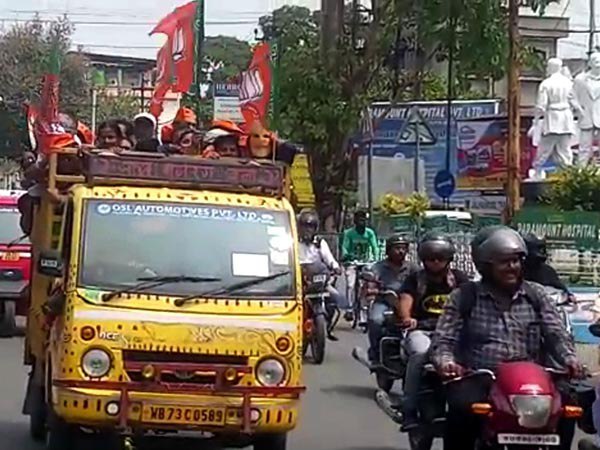 শিলিগুড়িতে আসছেন মোদী! উৎসাহিত কর্মী-সমর্থকরা, দেখুন ভিডিও শিলিগুড়িতে আসছেন মোদী! উৎসাহিত কর্মী-সমর্থকরা, দেখুন ভিডিও