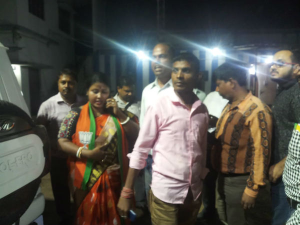 দেওয়াল লেখা নিয়ে গণ্ডগোল! গভীর রাতে আক্রান্ত বিজেপি নেত্রীর গাড়ি দেওয়াল লেখা নিয়ে গণ্ডগোল! গভীর রাতে আক্রান্ত বিজেপি নেত্রীর গাড়ি