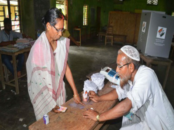 পুলিশ বলছে লোক ঢুকেছে পাঁচিল পেরিয়ে! সকাল থেকে বিক্ষিপ্ত গণ্ডগোল বহরমপুরে পুলিশ বলছে লোক ঢুকেছে পাঁচিল পেরিয়ে! সকাল থেকে বিক্ষিপ্ত গণ্ডগোল বহরমপুরে