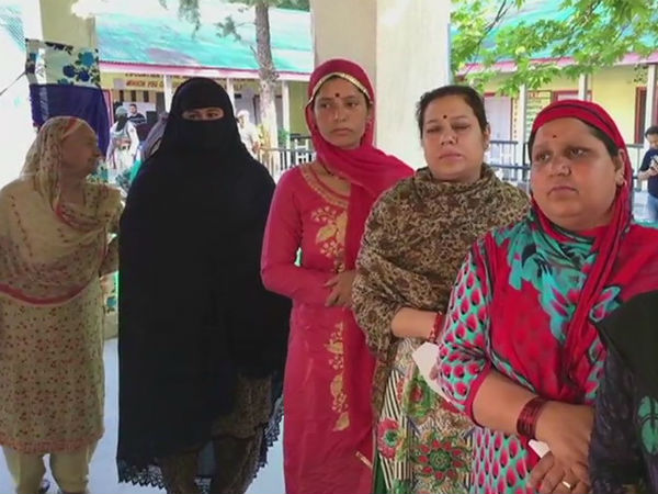 বোরখা পরে ছাপ্পা! ফের সরব বিজেপি, দ্বিতীয় দফা ভোট ঘিরে চড়ছে পারদ বোরখা পরে ছাপ্পা! ফের সরব বিজেপি, দ্বিতীয় দফা ভোট ঘিরে চড়ছে পারদ
