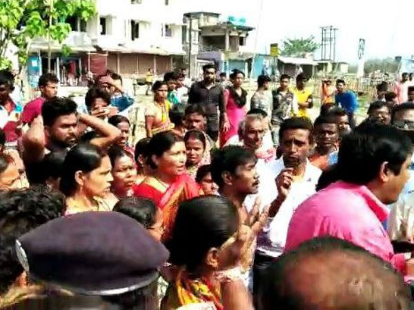 ভোট ঘিরে রণক্ষেত্র চোপড়া! পাথরবৃষ্টি, পুলিশের সঙ্গে ধস্তাধস্তি ভোট ঘিরে রণক্ষেত্র চোপড়া! পাথরবৃষ্টি, পুলিশের সঙ্গে ধস্তাধস্তি