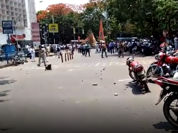 হাওড়ায় পার্কিং নিয়ে পুরকর্মী ও আইনজীবীদের সংঘর্ষ, মন্ত্রীকে গো-ব্যাক স্লোগান হাওড়ায় পার্কিং নিয়ে পুরকর্মী ও আইনজীবীদের সংঘর্ষ, মন্ত্রীকে গো-ব্যাক স্লোগান