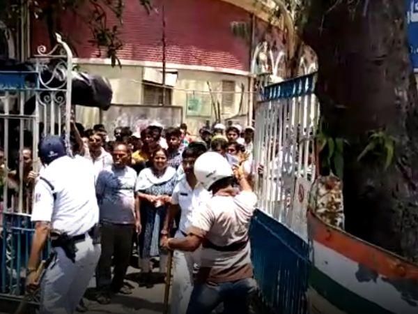হাওড়ায় পার্কিং নিয়ে পুরকর্মী ও আইনজীবীদের সংঘর্ষ, মন্ত্রীকে গো-ব্যাক স্লোগান হাওড়ায় পার্কিং নিয়ে পুরকর্মী ও আইনজীবীদের সংঘর্ষ, মন্ত্রীকে গো-ব্যাক স্লোগান
