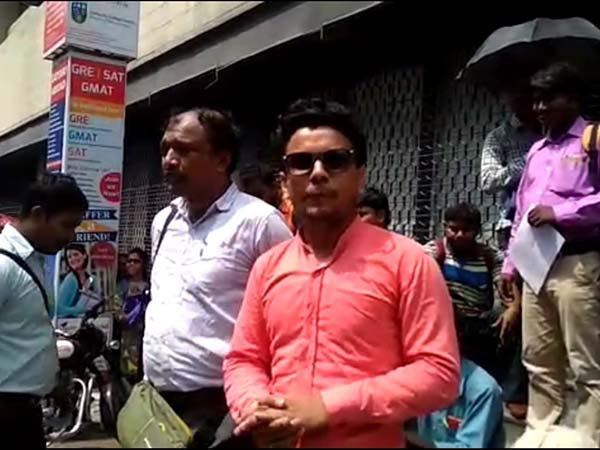 শিক্ষিক-শিক্ষিকাদের রাস্তায় ফেলে প্রহার, লোকসভা ভোটের আগে অমানবিক ছবি কলকাতায় শিক্ষিক-শিক্ষিকাদের রাস্তায় ফেলে প্রহার, লোকসভা ভোটের আগে অমানবিক ছবি কলকাতায়