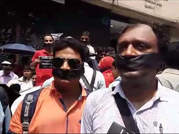শিক্ষিক-শিক্ষিকাদের রাস্তায় ফেলে প্রহার, লোকসভা ভোটের আগে অমানবিক ছবি কলকাতায় শিক্ষিক-শিক্ষিকাদের রাস্তায় ফেলে প্রহার, লোকসভা ভোটের আগে অমানবিক ছবি কলকাতায়