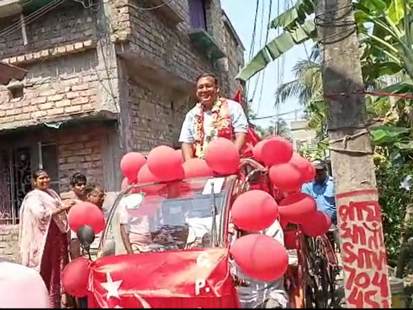 হুড খোলা গাড়িতে ফুয়াদ হালিম! জোরদার প্রচার হুড খোলা গাড়িতে ফুয়াদ হালিম! জোরদার প্রচার