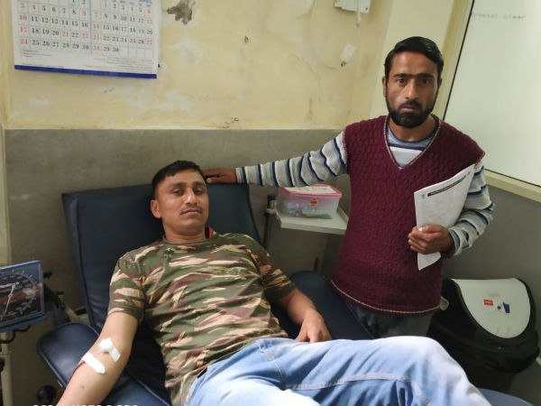 ঝাঁপিয়ে পড়েন সিআরপিএফ জওয়ান