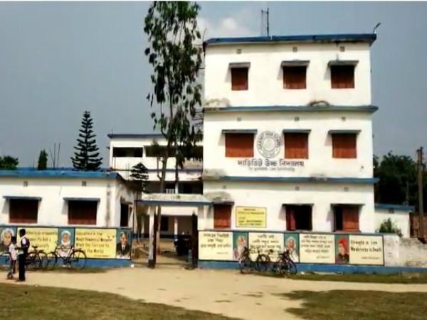 রক্তাক্ত অধ্যায়ের স্মৃতি বুকে নিয়ে দাড়িভিট স্কুলের অবস্থা এখন কেমন? পড়ুয়ার কোন পরিস্থিতিতে রক্তাক্ত অধ্যায়ের স্মৃতি বুকে নিয়ে দাড়িভিট স্কুলের অবস্থা এখন কেমন? পড়ুয়ার কোন পরিস্থিতিতে