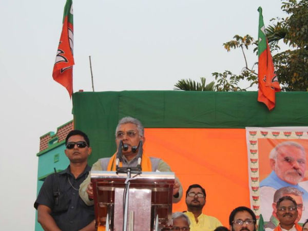 পুলিশকে দেখে নেওয়ার হুমকি
