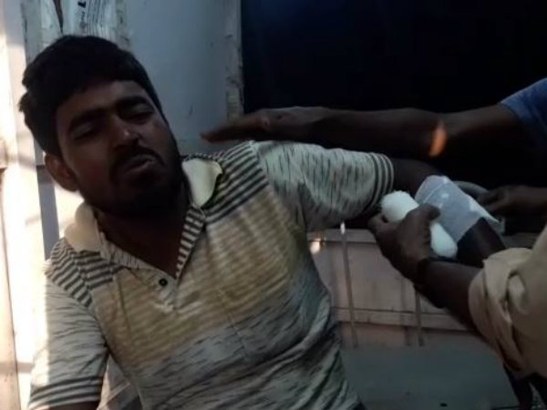 ভোটকেন্দ্রে বচসা, তৃণমূল কাউন্সিলরের স্বামীকে বাঁশপেটা ভোটকেন্দ্রে বচসা, তৃণমূল কাউন্সিলরের স্বামীকে বাঁশপেটা