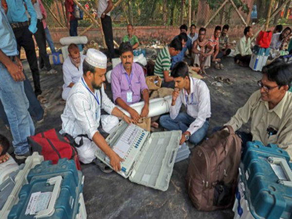 কেন্দ্রীয় বাহিনীর দাবি! নির্বাচনী কর্মীদের ভোট বয়কটের ডাকে তুলকালাম রাজ্যে কেন্দ্রীয় বাহিনীর দাবি! নির্বাচনী কর্মীদের ভোট বয়কটের ডাকে তুলকালাম রাজ্যে