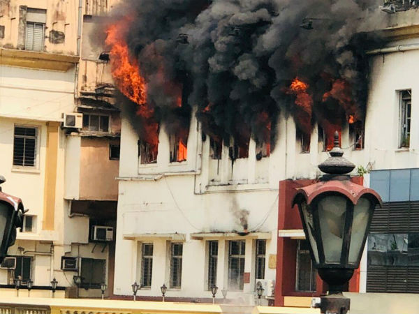 কলকাতায় ভয়াবহ অগ্নিকাণ্ড, ভেঙে পড়ল ছাদ, ঘটনাস্থলে ফিরহাদ হাকিম কলকাতায় ভয়াবহ অগ্নিকাণ্ড, ভেঙে পড়ল ছাদ, ঘটনাস্থলে ফিরহাদ হাকিম