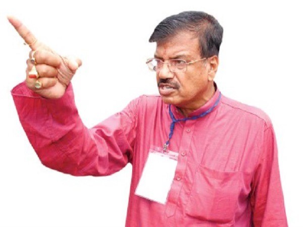 রণক্ষেত্র কোচবিহার! সকাল থেকেই টক্কর বিজেপির, ইভিএম-চক্রান্তের অভিযোগ তৃণমূলের রণক্ষেত্র কোচবিহার! সকাল থেকেই টক্কর বিজেপির, ইভিএম-চক্রান্তের অভিযোগ তৃণমূলের