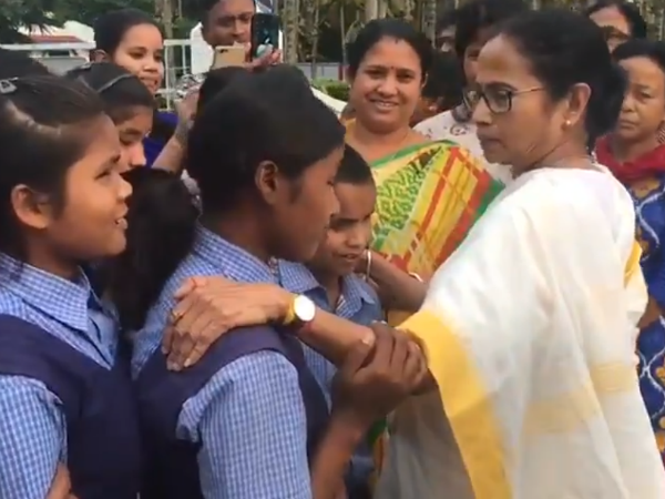 ওদের উষ্ণতা আমার মন ছুঁয়ে গিয়েছে! প্রচারের ফাঁকে মুখ্যমন্ত্রী, দেখুন ভিডিও ওদের উষ্ণতা আমার মন ছুঁয়ে গিয়েছে! প্রচারের ফাঁকে মুখ্যমন্ত্রী, দেখুন ভিডিও