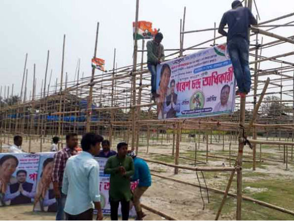 মোদীর সভায় এবার জ্বলজ্বল করবে মমতার নিশান! এক মাঠ দুই মঞ্চ, জোর বিতর্ক মোদীর সভায় এবার জ্বলজ্বল করবে মমতার নিশান! এক মাঠ দুই মঞ্চ, জোর বিতর্ক