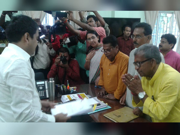 মনোনয়ন জমা দিয়ে প্রতিপক্ষ দিলীপ ঘোষকে আক্রমণ মানস ভুঁইয়ার মনোনয়ন জমা দিয়ে প্রতিপক্ষ দিলীপ ঘোষকে আক্রমণ মানস ভুঁইয়ার