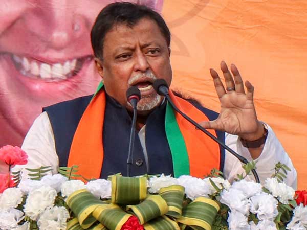 মোদীর সামনেই এসপিকে চ্যালেঞ্জ! ১০ বছর রাজনীতিতে থাকব, বললেন মুকুল মোদীর সামনেই এসপিকে চ্যালেঞ্জ! ১০ বছর রাজনীতিতে থাকব, বললেন মুকুল