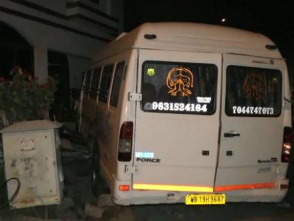 নিউটাউনে দেওয়াল ভেঙে বাড়িতে ঢুকে পড়ল গাড়ি, আহত ৪ নিউটাউনে দেওয়াল ভেঙে বাড়িতে ঢুকে পড়ল গাড়ি, আহত ৪