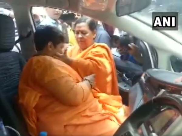 উমা ভারতীর সামনে কেঁদে ফেললেন প্রজ্ঞা সিং ঠাকুর উমা ভারতীর সামনে কেঁদে ফেললেন প্রজ্ঞা সিং ঠাকুর