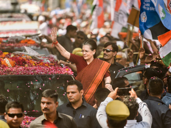 ২০০৪-এ সোনিয়া পাল্টা কর্মসূচি দিয়ে বিজেপিকে হারিয়েছিলেন; এবারে সেটা করে দেখানো কঠিন