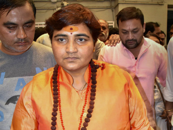 দিগ্বিজয়ের বিরুদ্ধে সাধ্বী প্রজ্ঞাকে দাঁড় করিয়ে দিল বিজেপি দিগ্বিজয়ের বিরুদ্ধে সাধ্বী প্রজ্ঞাকে দাঁড় করিয়ে দিল বিজেপি