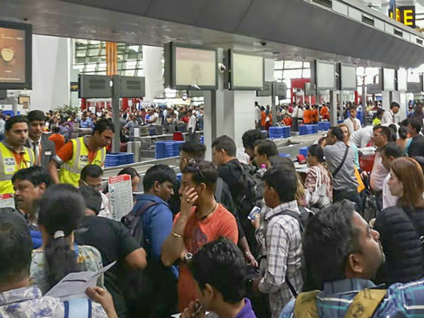 কুয়াশার দাপটে বিমান চলাচল ব্যাহত