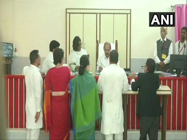 পাশে পুরো পরিবার! আমেথিতে মনোনয়ন দাখিল করলেন রাহুল, রাস্তায় জনসমুদ্র পাশে পুরো পরিবার! আমেথিতে মনোনয়ন দাখিল করলেন রাহুল, রাস্তায় জনসমুদ্র