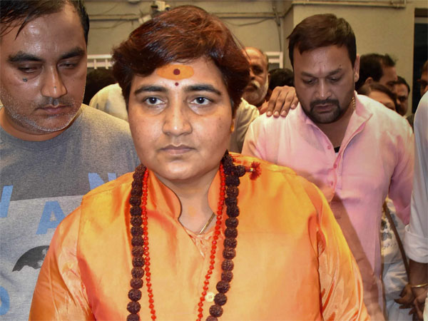 বাবরি মসজিদ ধ্বংসের অংশ হতে পেরে নিজেকে গর্বিত বলে মনে করেন বিজেপি প্রার্থী প্রজ্ঞা ঠাকুর। তাঁর এই মন্তব্যের জন্যই নির্বাচন কমিশনের তরফে তাঁর বিরুদ্ধে এফআইআর দায়ের করা হল। লোকসভা নির্বাচনের মধ্যপ্রদেশের ভোপালের বিজেপি প্রার্থী টেলিভিশন চ্যানেলের এক সাক্ষাত্কারে এ কথা বলেন। তিনি বলেন, ১৯৯২-এর ৬ ডিসেম্বর অযোধ্যাতে বাবরি মসজিদ ধ্বংস করে তিনি গর্বিত বোধ করছেন। আমদের দেশের কলঙ্ক ছিল বাবরি মসজিদ। তার কাঠামো ভেঙে দিয়েছিলাম। এই কাজের সুযোগ দিয়েছেন ঈশ্বর, তাতেই আমি ধন্য। তিনি বলেন, রামমন্দির নির্মাণ হবেই। তিনি বলেন, হ্যাঁ, আমি স্বীকার করছি, সেখানে গিয়েছিলাম। কাঠামো ভেঙে দিয়েছিলাম। এখনও বলছি, আমি সেখানে গিয়ে রাম মন্দির নির্মাণে সাহায্য করব, কেউ আমাকে বাধা দিতে পারবে না। রবিবার এই উত্তেজক বিবৃতি দেওয়ার পরই তিনি নির্বাচন কমিশনের নজরে আসেন। উল্লেখ্য ২০০৮ সালে মালেগাঁও বিস্ফোরণে স্বাধী প্রজ্ঞা অভিযুক্ত ছিলেন। এই ঘটনায় ছ’জন নিহত ও ১০০ জনেরও বেশি আহত হন। গত সপ্তাহে কংগ্রেসের দিগ্বিজয় সিংয়ের বিরুদ্ধে ভোপালের বিজেপি প্রার্থী হিসেবে ঘোষণা করে বিজেপি। বাবরি মসজিদ ধ্বংসের অংশ হতে পেরে নিজেকে গর্বিত বলে মনে করেন বিজেপি প্রার্থী প্রজ্ঞা ঠাকুর। তাঁর এই মন্তব্যের জন্যই নির্বাচন কমিশনের তরফে তাঁর বিরুদ্ধে এফআইআর দায়ের করা হল। লোকসভা নির্বাচনের মধ্যপ্রদেশের ভোপালের বিজেপি প্রার্থী টেলিভিশন চ্যানেলের এক সাক্ষাত্কারে এ কথা বলেন। তিনি বলেন, ১৯৯২-এর ৬ ডিসেম্বর অযোধ্যাতে বাবরি মসজিদ ধ্বংস করে তিনি গর্বিত বোধ করছেন। আমদের দেশের কলঙ্ক ছিল বাবরি মসজিদ। তার কাঠামো ভেঙে দিয়েছিলাম। এই কাজের সুযোগ দিয়েছেন ঈশ্বর, তাতেই আমি ধন্য। তিনি বলেন, রামমন্দির নির্মাণ হবেই। তিনি বলেন, হ্যাঁ, আমি স্বীকার করছি, সেখানে গিয়েছিলাম। কাঠামো ভেঙে দিয়েছিলাম। এখনও বলছি, আমি সেখানে গিয়ে রাম মন্দির নির্মাণে সাহায্য করব, কেউ আমাকে বাধা দিতে পারবে না। রবিবার এই উত্তেজক বিবৃতি দেওয়ার পরই তিনি নির্বাচন কমিশনের নজরে আসেন। উল্লেখ্য ২০০৮ সালে মালেগাঁও বিস্ফোরণে স্বাধী প্রজ্ঞা অভিযুক্ত ছিলেন। এই ঘটনায় ছ’জন নিহত ও ১০০ জনেরও বেশি আহত হন। গত সপ্তাহে কংগ্রেসের দিগ্বিজয় সিংয়ের বিরুদ্ধে ভোপালের বিজেপি প্রার্থী হিসেবে ঘোষণা করে বিজেপি।