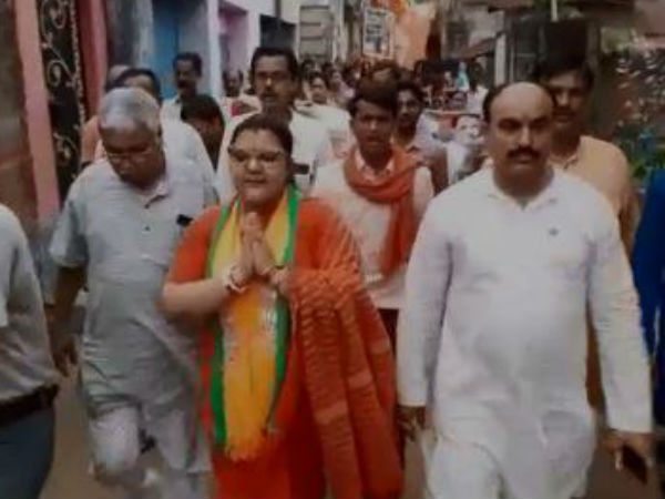 সাবিত্রী বা বেহুলা নন সুজাতা! স্বামীকে জেতাতে ভোটপ্রার্থী সাবিত্রী বা বেহুলা নন সুজাতা! স্বামীকে জেতাতে ভোটপ্রার্থী