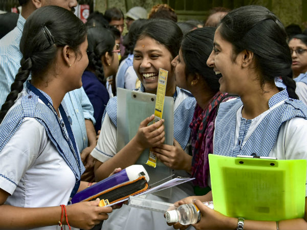 বাবা-মা ভোট দিলে স্কুলের পরীক্ষায় সন্তান পাবে বাড়তি ১০ নম্বর! ভোটযুদ্ধে নয়া চমক যোগীরাজ্যে বাবা-মা ভোট দিলে স্কুলের পরীক্ষায় সন্তান পাবে বাড়তি ১০ নম্বর! ভোটযুদ্ধে নয়া চমক যোগীরাজ্যে