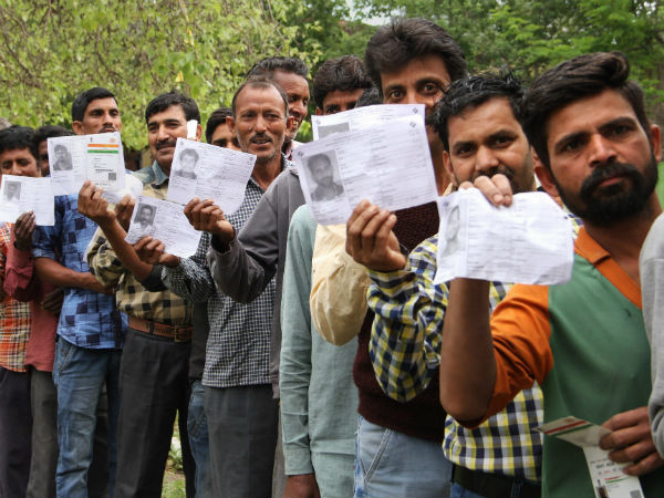 ভোট না দেওয়ায় গাড়ি দাঁড় করিয়ে মালা পরিয়ে সংবর্ধনা কর্ণাটকে ভোট না দেওয়ায় গাড়ি দাঁড় করিয়ে মালা পরিয়ে সংবর্ধনা কর্ণাটকে