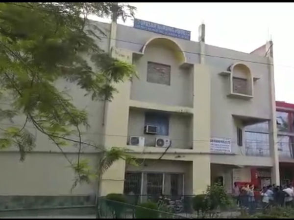 রাতে হাতে অপারেশন, সকালে মৃত্যু! চিকিৎসায় গাফিলতির অভিযোগে জাতীয় সড়ক অবরোধ রাতে হাতে অপারেশন, সকালে মৃত্যু! চিকিৎসায় গাফিলতির অভিযোগে জাতীয় সড়ক অবরোধ