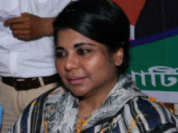 'মুখ্যমন্ত্রী অশিক্ষিত'
